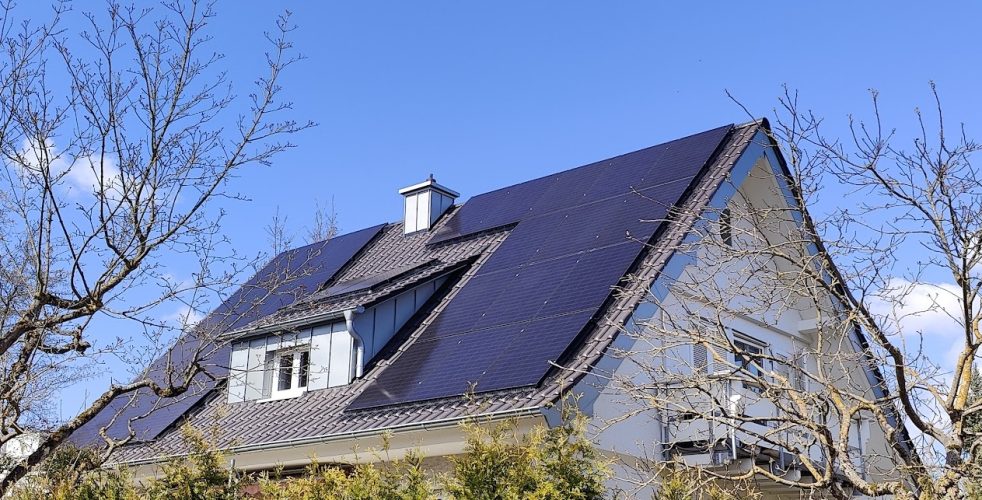 April 2026 Energetische Dachsanierung mit PV-Anlage